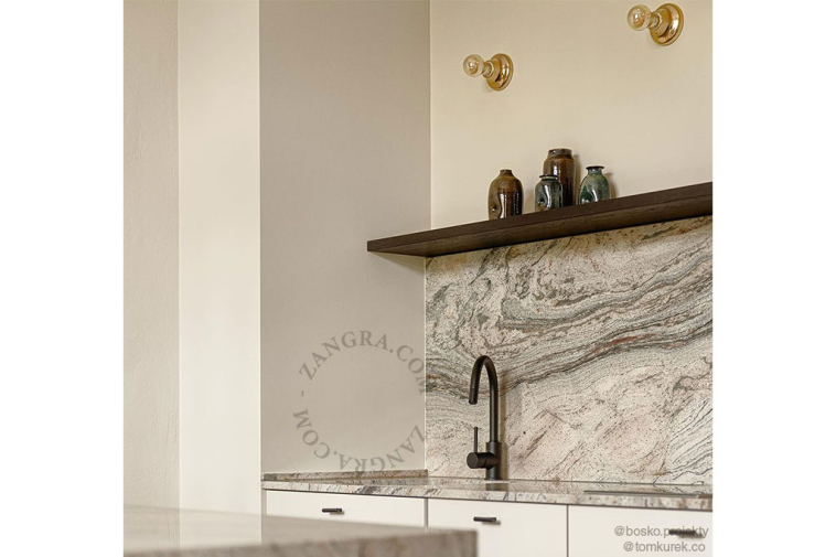 Lampa i vitt porslin.