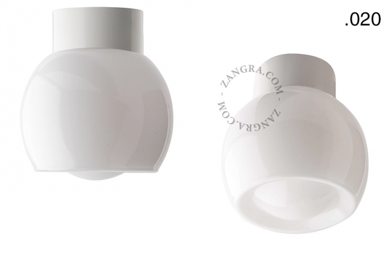 Lampe en porcelaine blanche avec globe en verre.