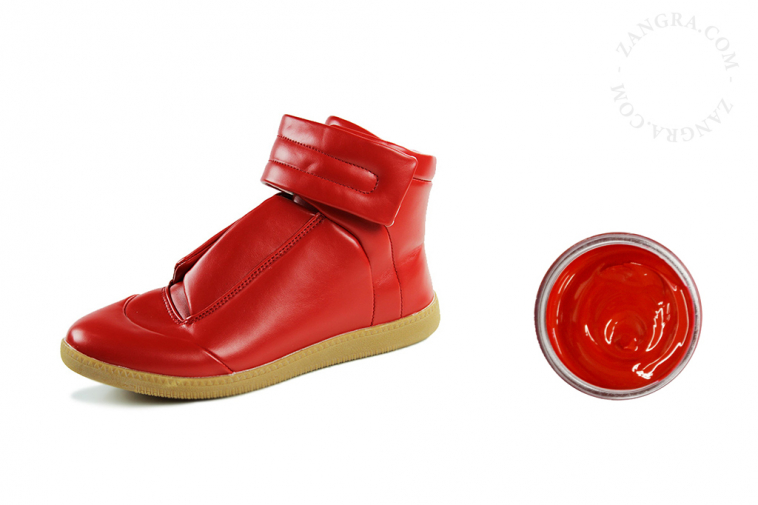 Cirage chaussure rouge vif