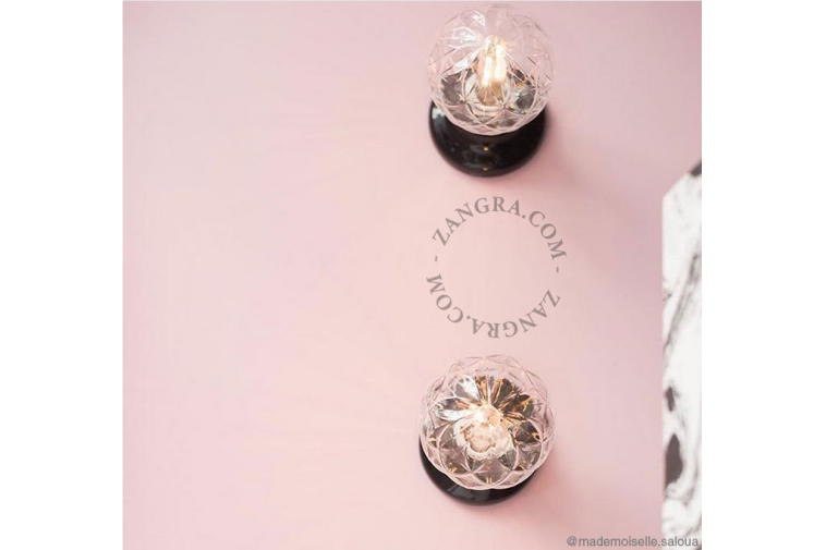 Lampa i vitt porslin.