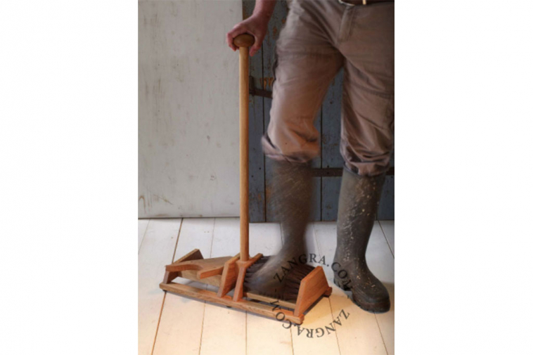 brush007_001_l-bootjack-tire-bottes-laarzenknecht-borstel-brush-shoes-boots-brosse-chaussures