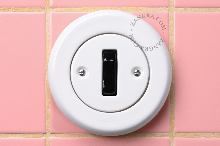 Schalter aus weissem Porzellan.