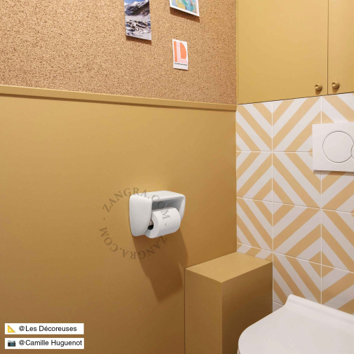 Toalettpappershållare i vit porslin.