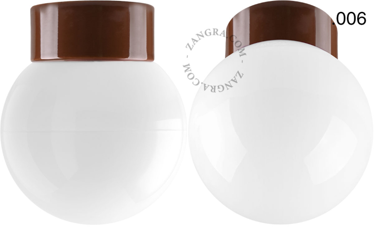 Lampe ronde en porcelaine marron.
