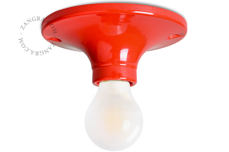 Rund lampe i rodt porcelæn.