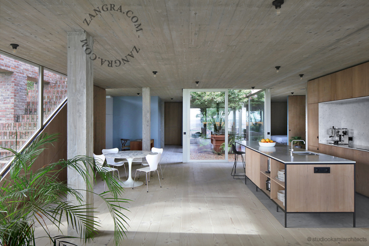 Lampa i vitt porslin.