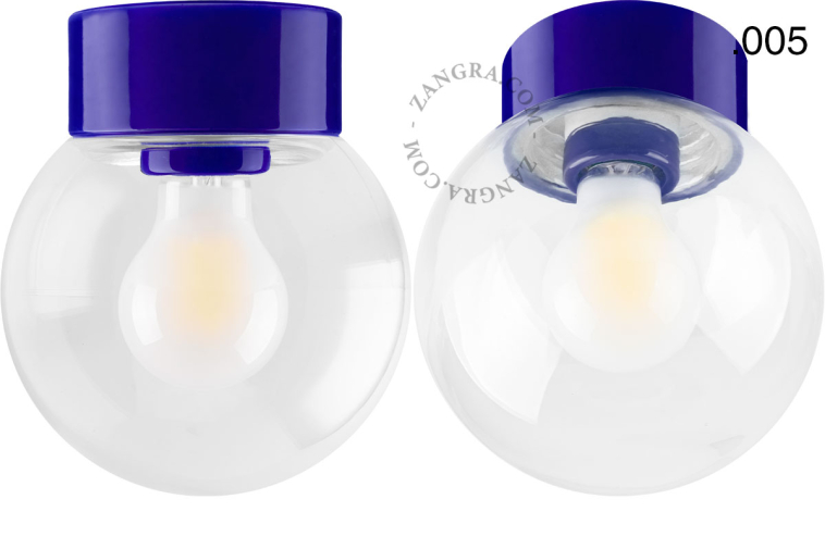 Niebieska lampa porcelanowa z kloszem.