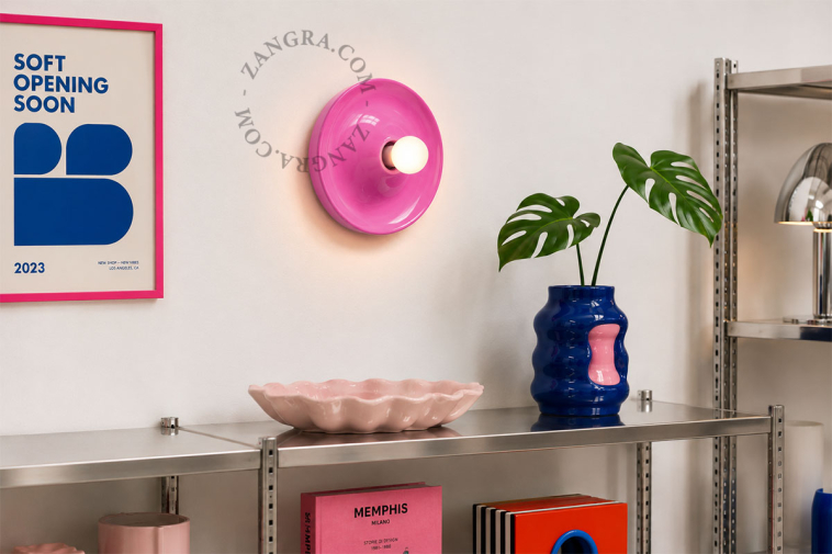 Rund lyserød lampe.
