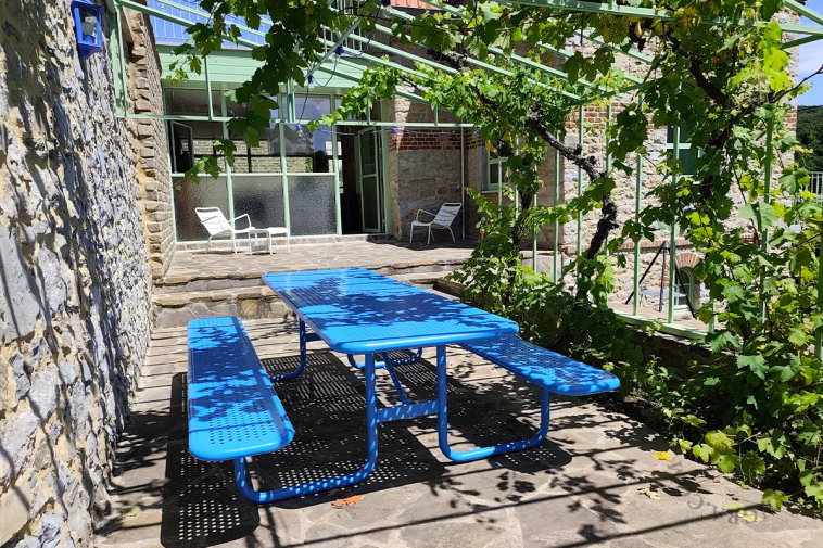 Table de jardin en acier.