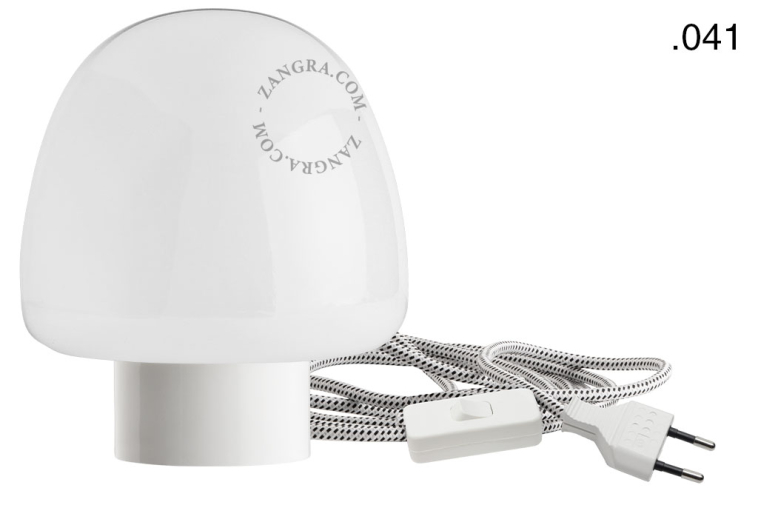 Bordslampa i vitt porslin med glasskärm och strömbrytare.