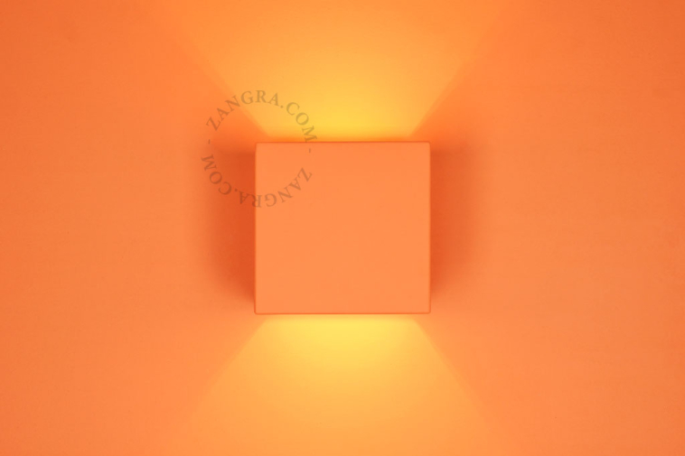 Applique da parete cubica in gesso verniciabile.