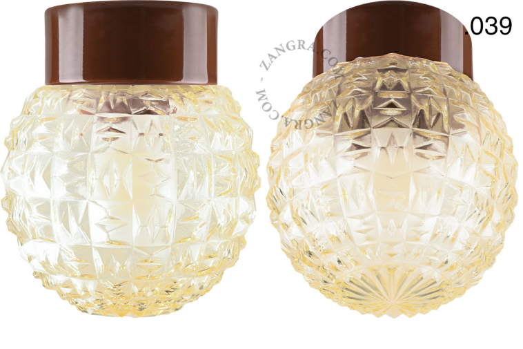 Lampe ronde en porcelaine marron.
