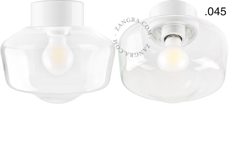 Lampe en porcelaine blanche avec abat-jour en verre.