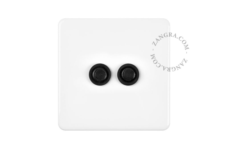 Weißer Porzellan-Druckknopf in quadratischer Form.