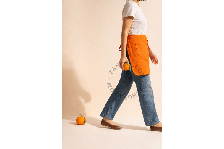 Fartuch kuchenny wiązany w pasie o strukturze plastra miodu.