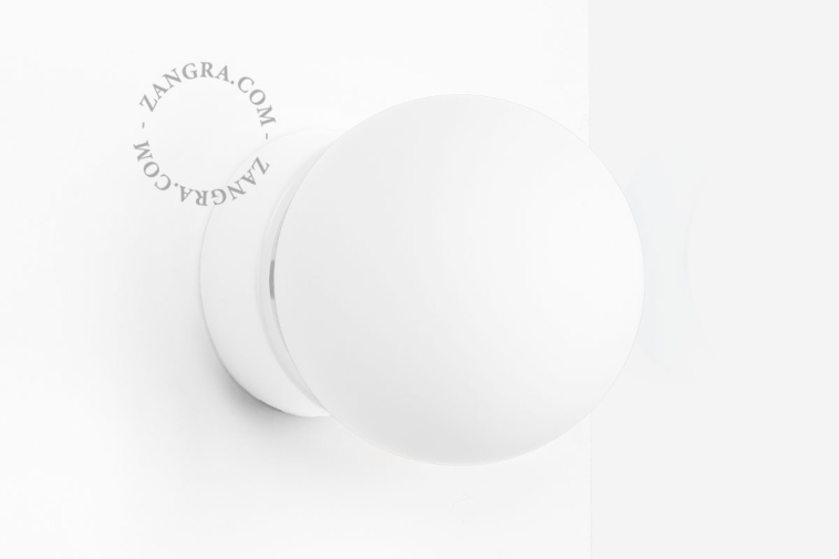 Lámpara de porcelana blanca con pantalla de vidrio.