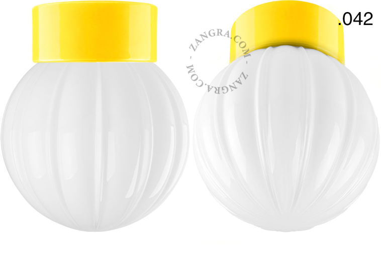 Gele, porseleinen lamp.