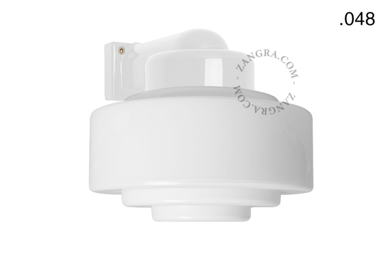 Vägglampa i porslin.