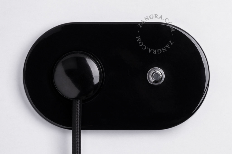 interrupteur bouton-poussoir en laiton nickele avec une prise murale noire