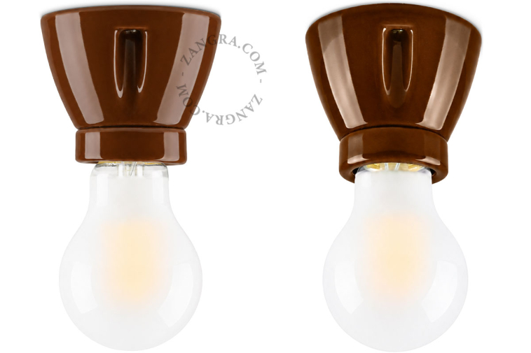 Lampe en porcelaine marron.