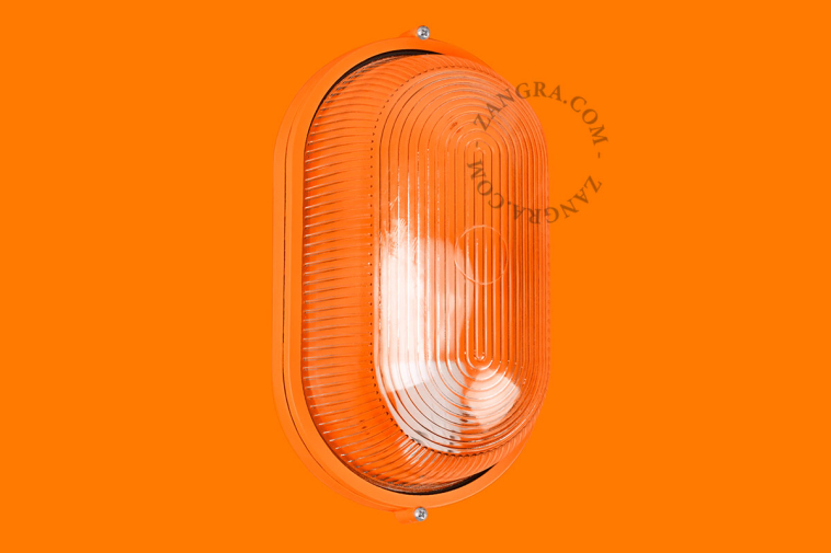 Oranje, ovale buitenlamp.