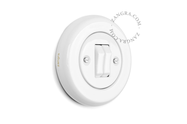 Interruptor de porcelana blanca.