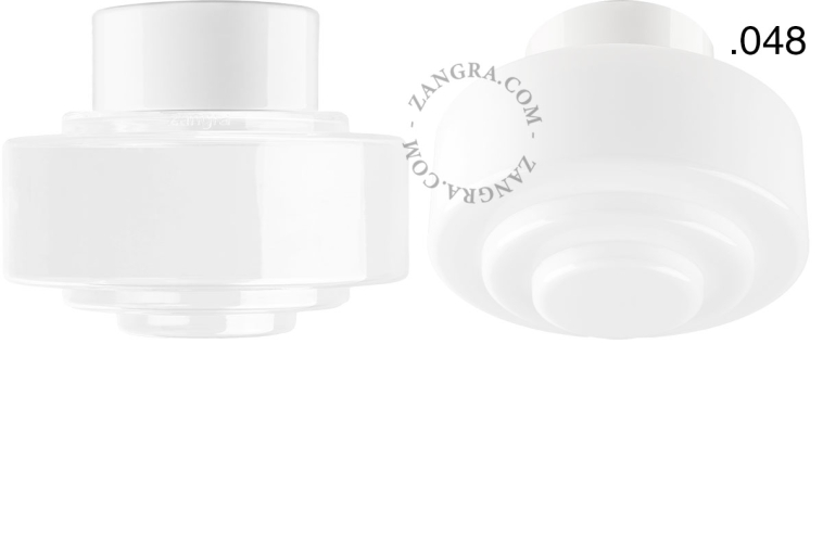 Lampe en porcelaine blanche avec abat-jour en verre.