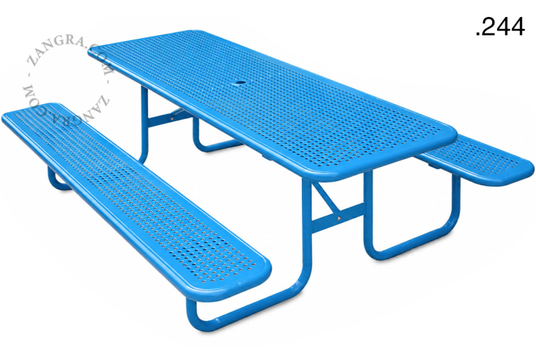 Table de jardin en acier.