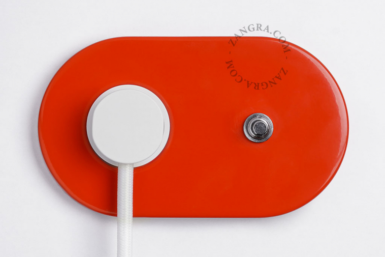 interrupteur bouton-poussoir en laiton nickele avec une prise murale rouge