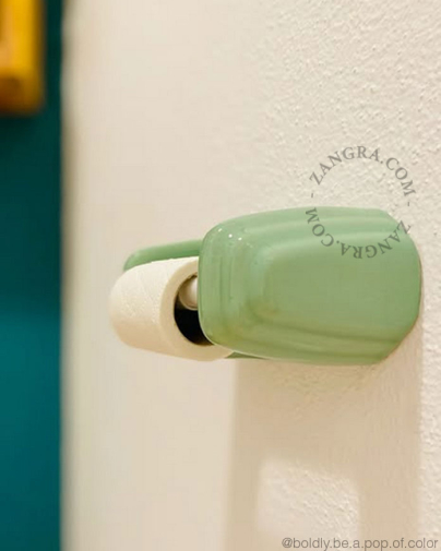 Suporte de papel higiénico em porcelana verde.