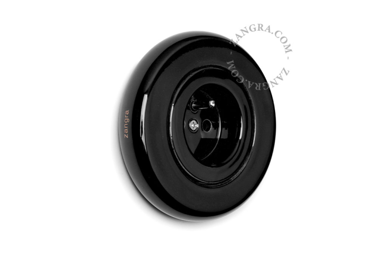 Unterputzsteckdose aus schwarzem Porzellan.