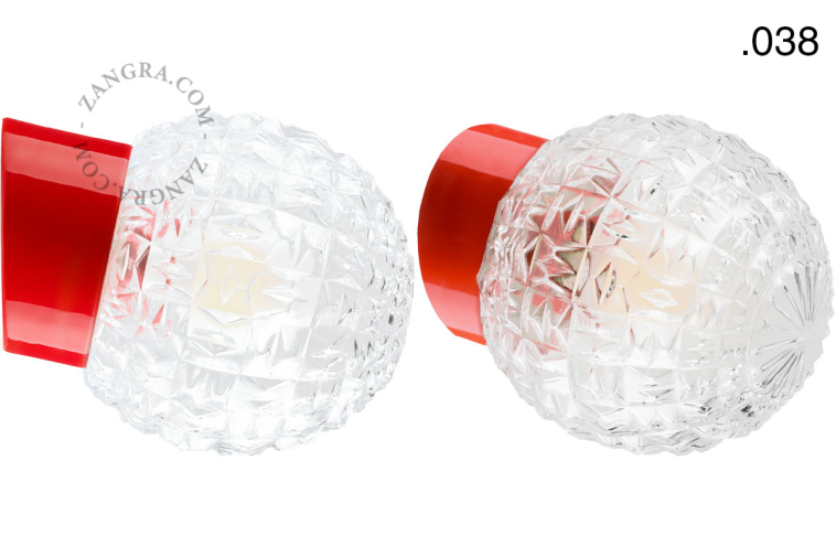 Czerwona porcelanowa lampa ścienna ze szklanym kloszem.