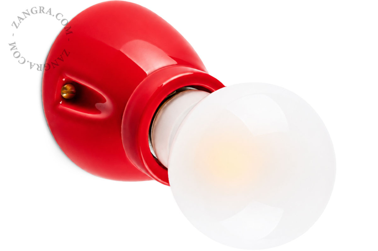 Applique en porcelaine rouge.