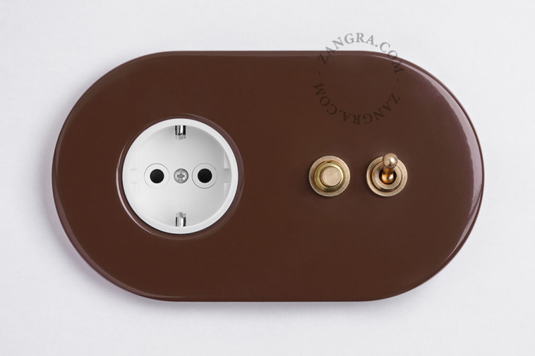 braune Unterputzsteckdose und Zweiwege- oder einfacher Schalter - Kippschalter & Druckknopf aus rohem Messing