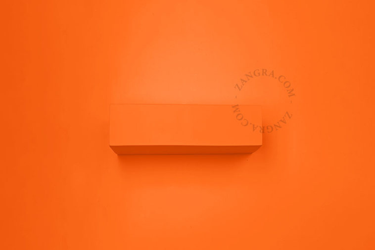 Paintable uplighter in plaster.