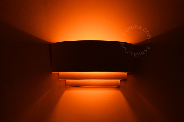 Paintable wall light in plaster.