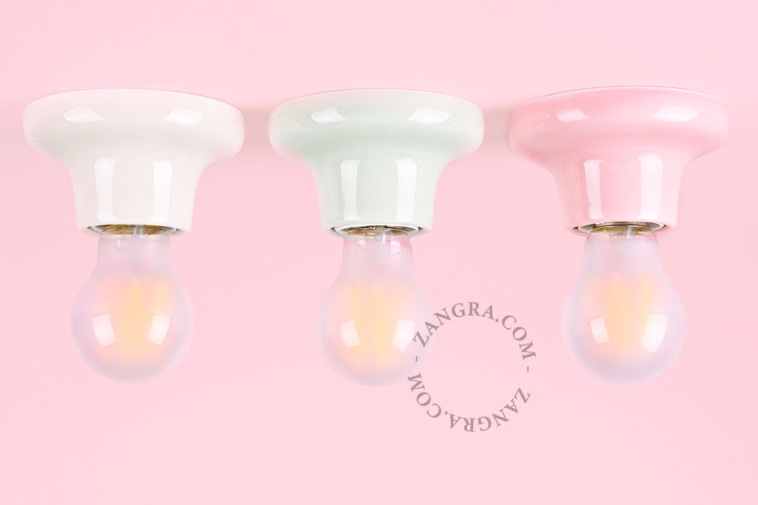 Lampa i vitt porslin.