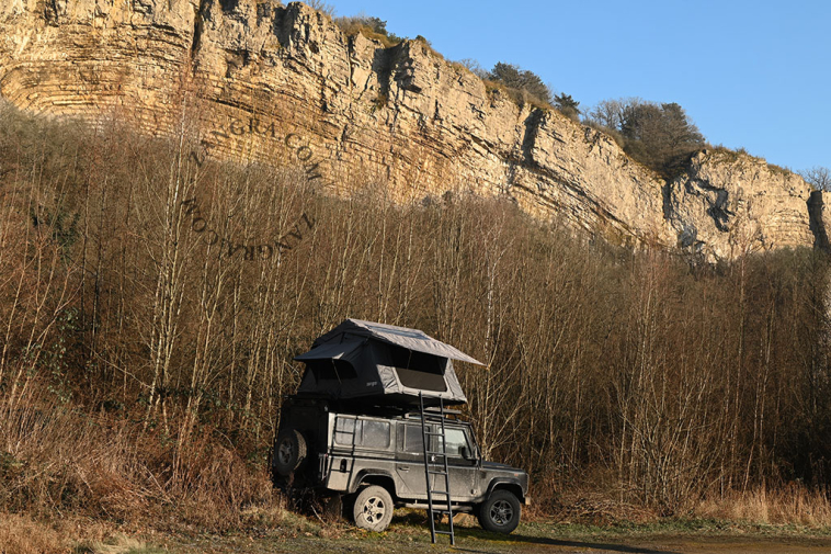 Tienda de coche gris.