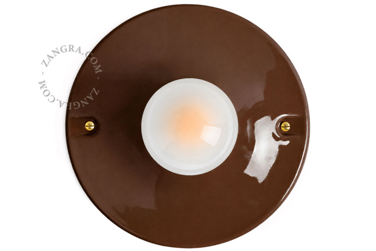 Rund lampe i brunt porcelæn.