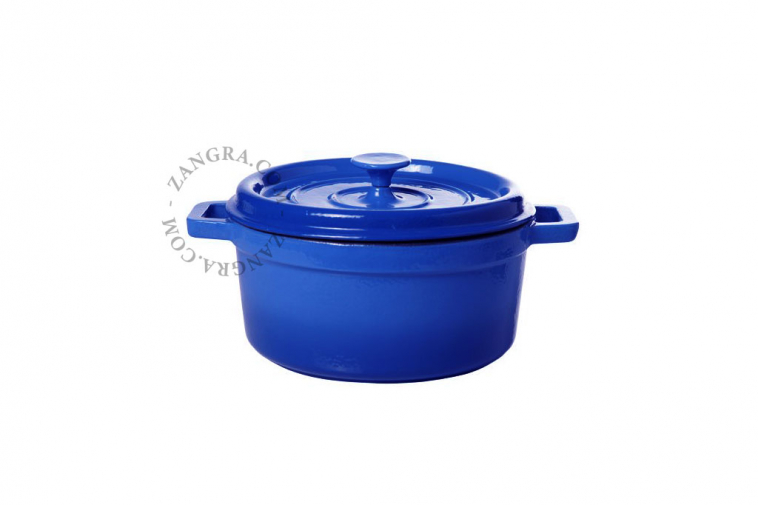 iron--blue-creuset-cooking-icecubes-cast-pot