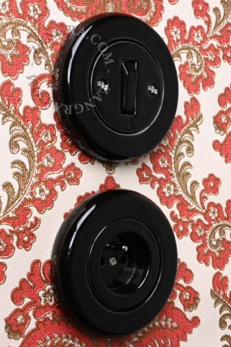 Interruptor de porcelana preta.