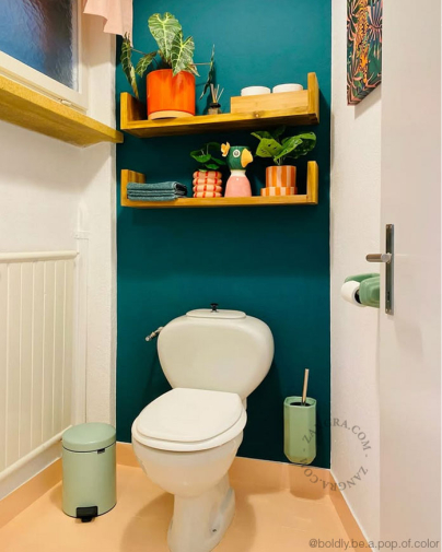 Toilettenbürstenhalter aus grünem Porzellan.