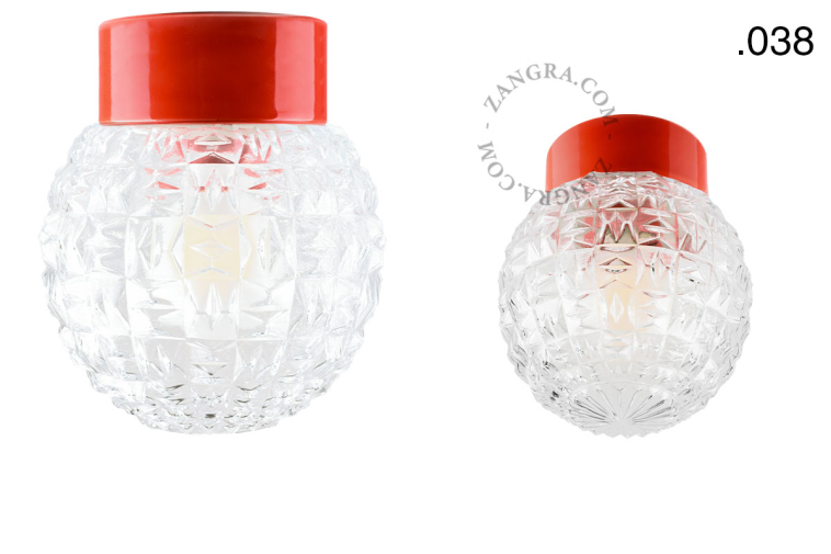 Porseleinen lamp in de kleur rood.