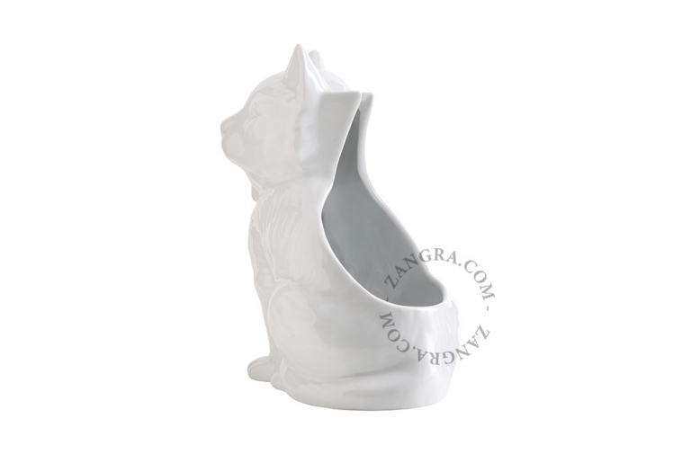 Porcelain cat-shaped brush holder with beech wood brush.