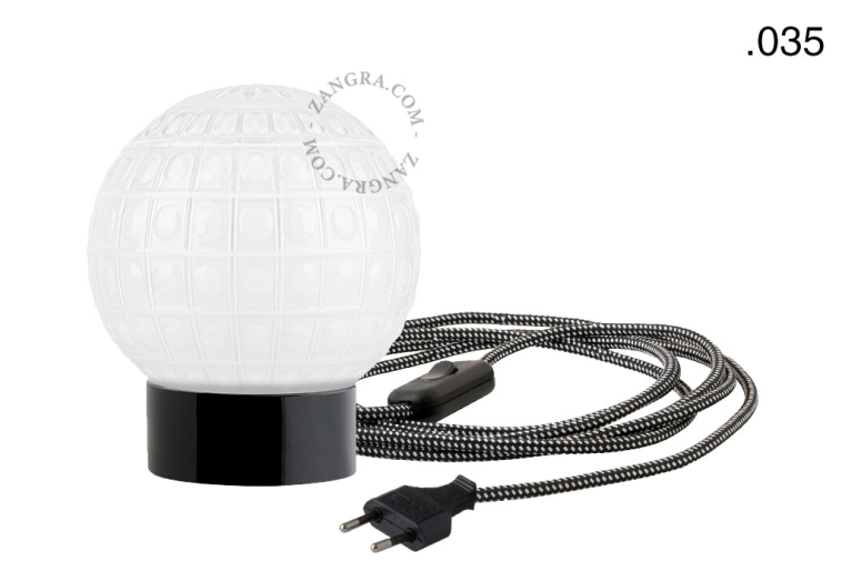 Lámpara de mesa de porcelana negra con bombilla y globo de cristal.
