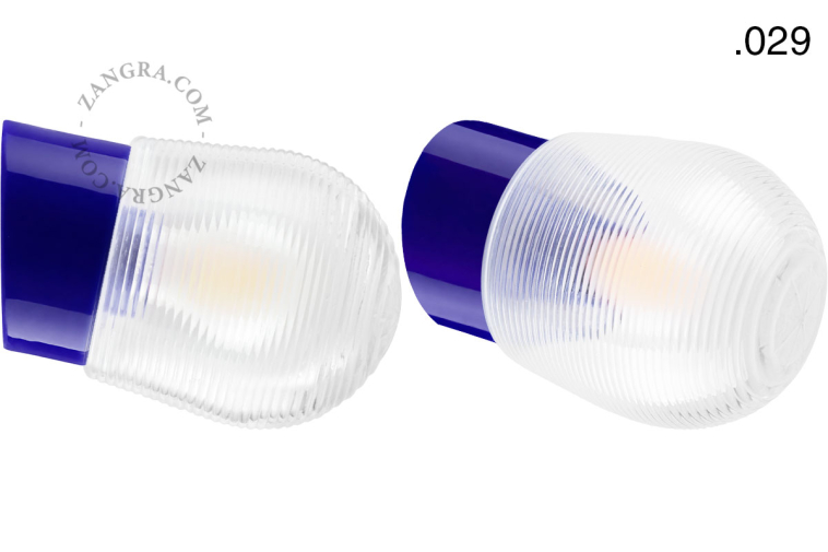 Niebieska porcelanowa lampa ścienna ze szklanym kloszem.