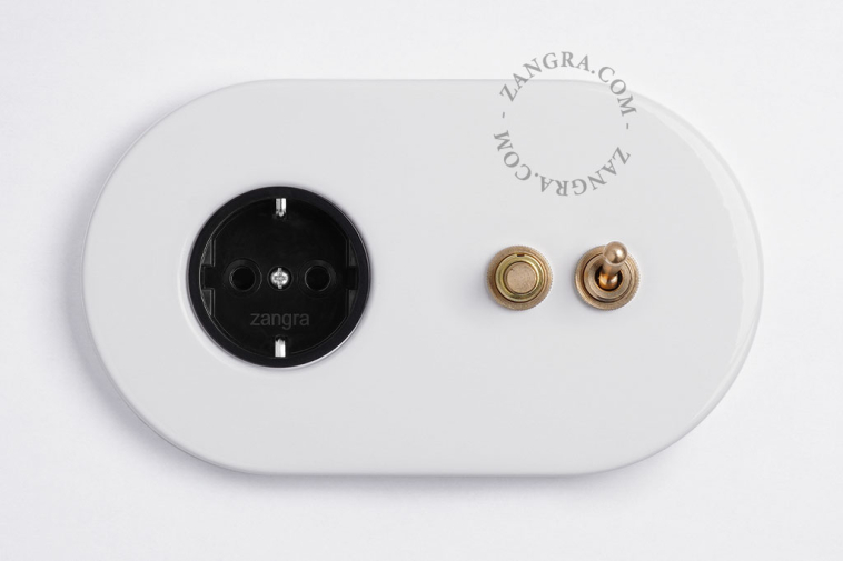 Enchufe blanco con doble interruptor.