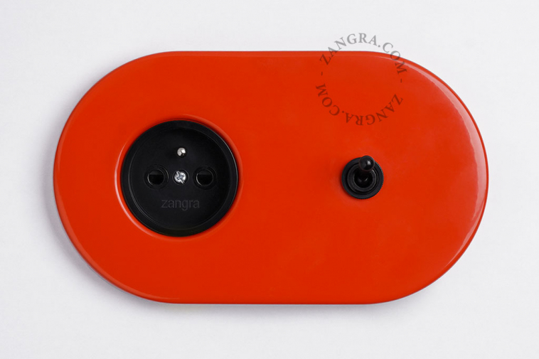 prise et interrupteur rouge avec levier en laiton noir