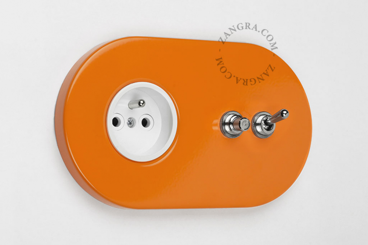 prise de courant murale orange avec interrupteur va-et-vient ou simple avec levier et bouton-poussoir en laiton nickele