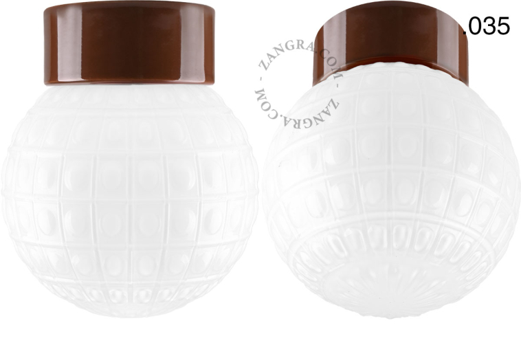 Lampe ronde en porcelaine marron.